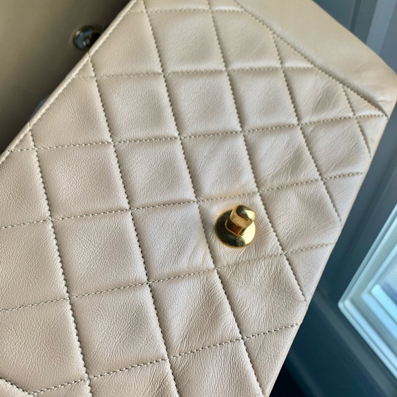 Vintage Classic Single Flap in Beige Lambskin in 24GHW - Picture 8 of 15